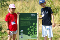 Bambini a La Pica con il cartello di IBM